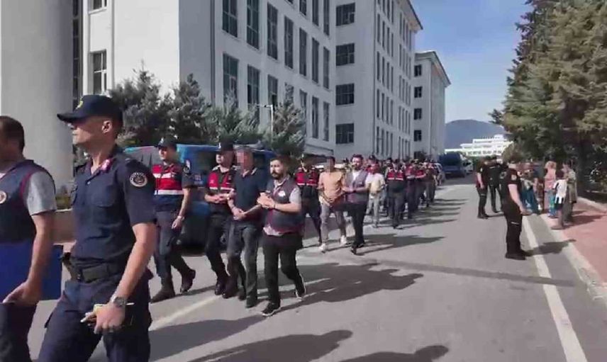 Denizli'de 3 milyonluk hırsızlık soruşturmasında ailelerin sert tepki anı