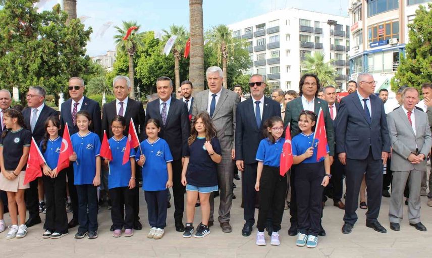 Eğitim yılı coşkusu Atatürk Anıtı önünde çelenkle karşılandı