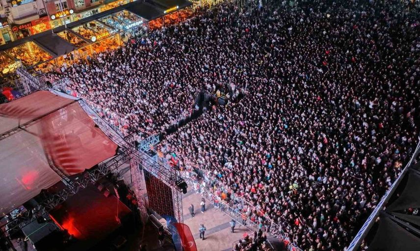 Aydın’da kurtuluş coşkusu on binleri bir araya getirdi, Poizi sahneyi coşturdu