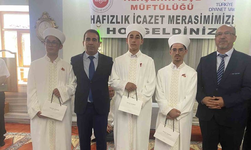 Alaşehir'de 11 öğrize hafızlık icazeti töreni