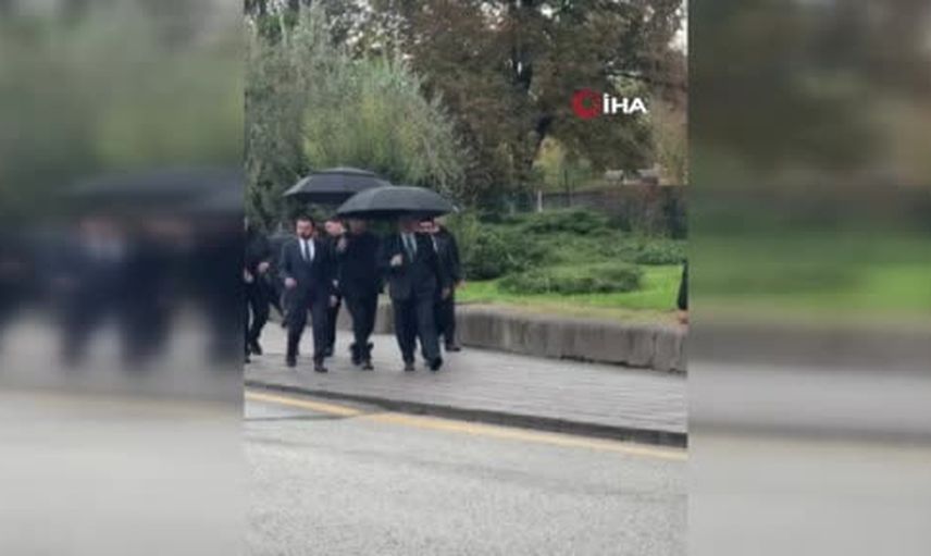 çiftçi, şemsiyesiyle yağmur altında yürüyüş yaptı