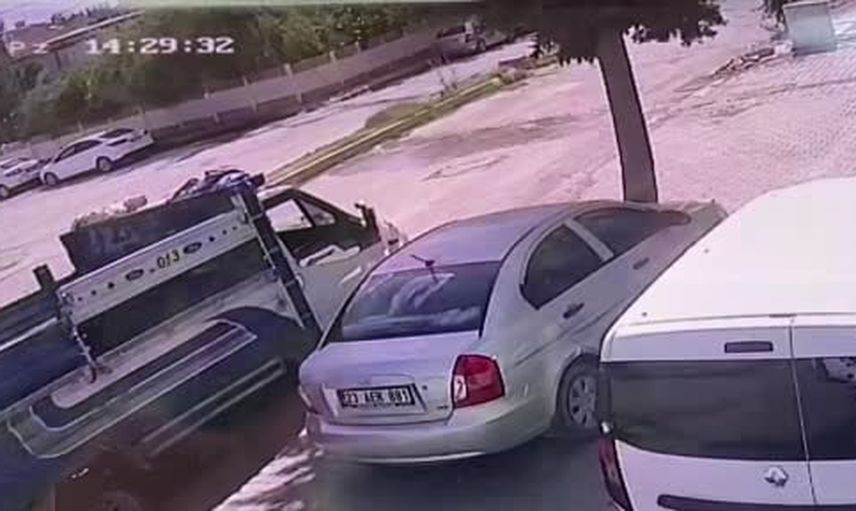 Güvenlik kamerasına yansıyan çarpışma: Ulukent'te bisikletle otomobil çarpıştı