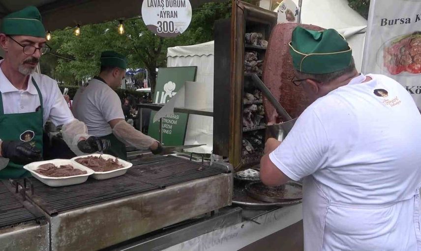 Bursa'da üç metrelik tabakta ortak döner sofrası