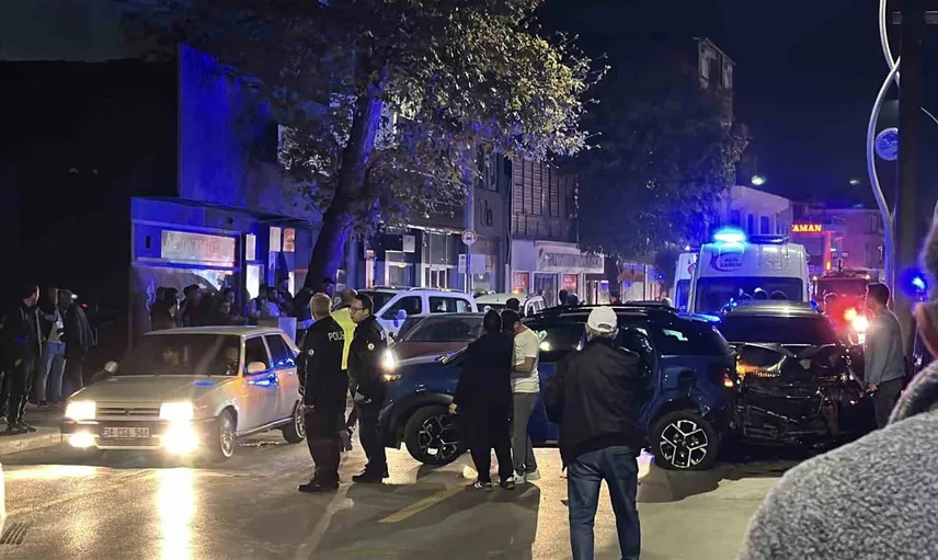Adapazarı'nda gece zincirleme kaza: 4 kişi yaralandı