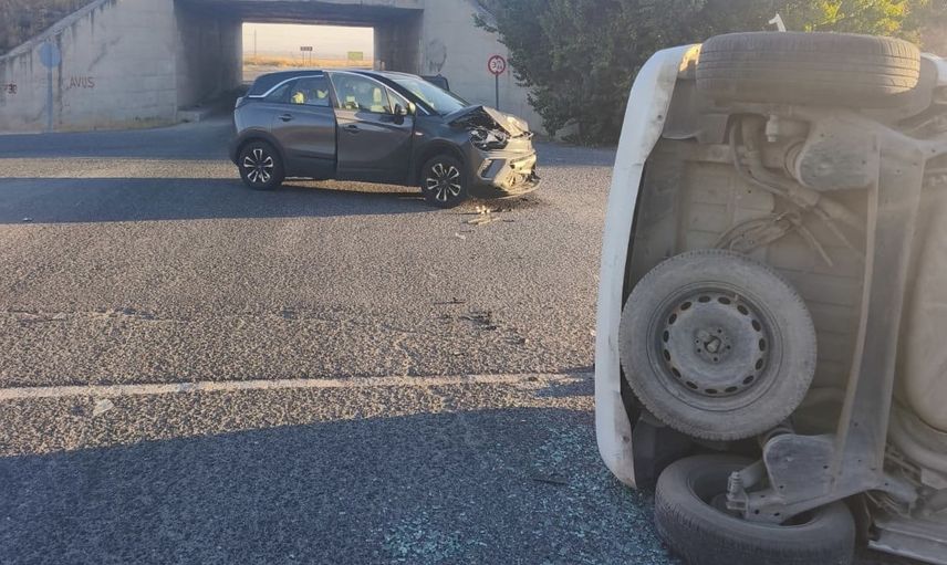 Kavşaktaki çarpışma Sivrihisar'da aracın yan devrilmesine yol açtı