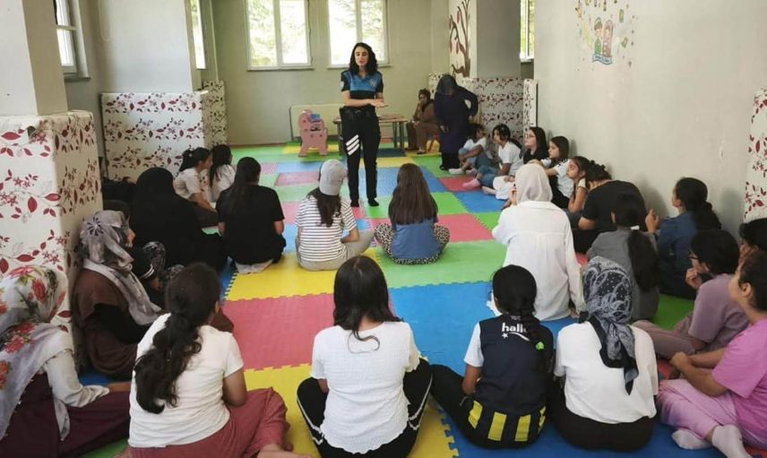Erzincan'da yaz kurslarında bin 215 öğrenciye acil çağrı ve güvenlik eğitimi