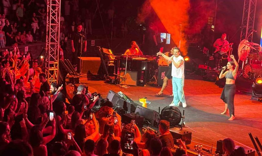 Kenan Doğulu Marmaris amfiteatrında ışık ve müzik şöleni sundu