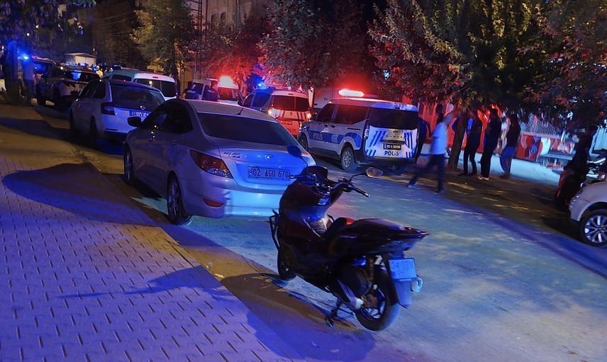 Adıyaman'da 23 Nisan İlkokulu yakınında akraba kavgası: polis dahil 4 yaralı