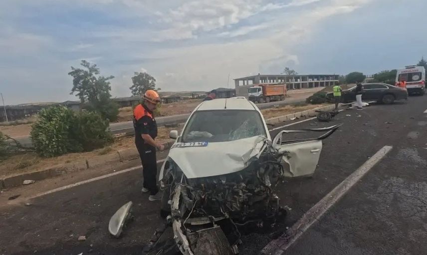 Hankendi mevkiinde iki otomobil çarpıştı: 2 kişi yaralandı