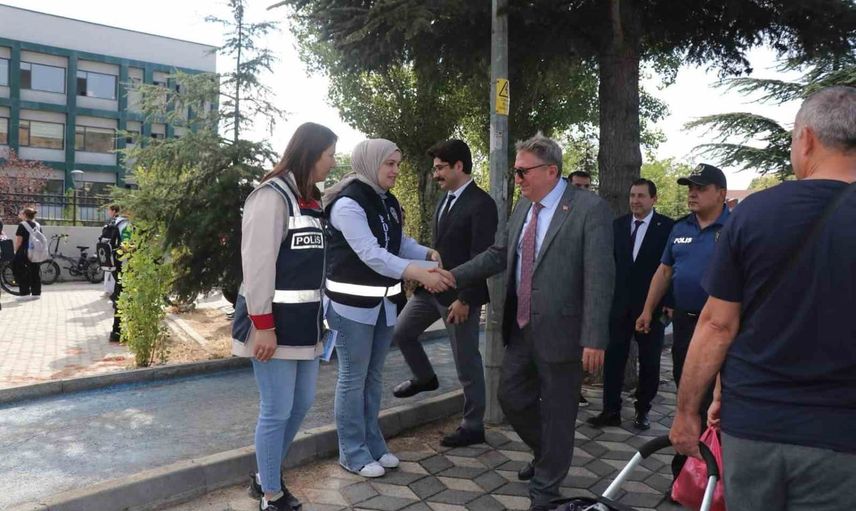 Okul girişlerinde güvenlik odağıyla trafik bilgilendirmesi