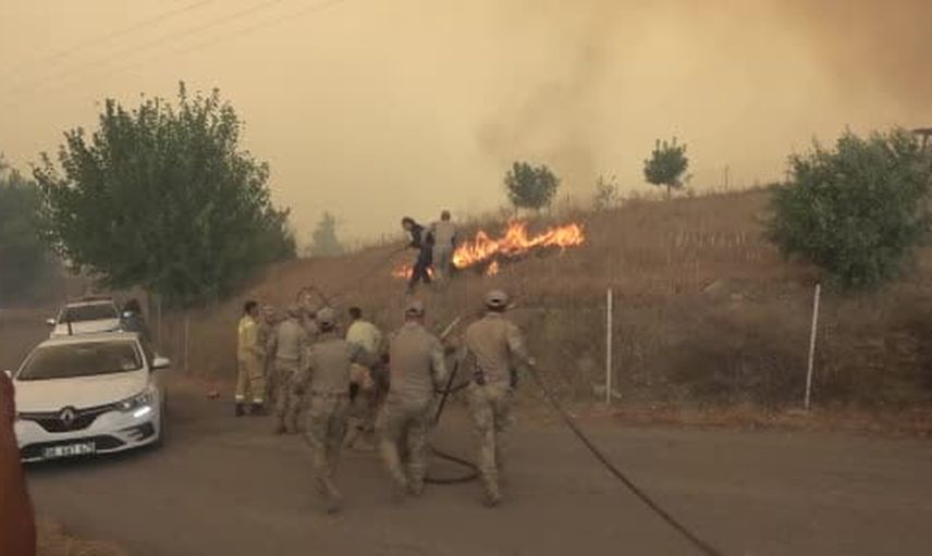 Jandarma ekipleri yangın söndürme çalışmalarına destek verdi