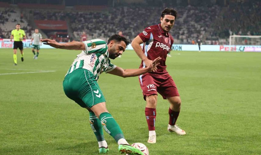 Konyaspor'un erken baskısı Toth'un golüyle sonuçlandı; Trabzonspor ilk yarıda geride