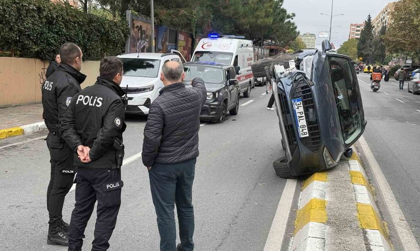 Beylikdüzü'nde çarpışma sonrası araç yan yattı, sürücü vatandaşların yardımıyla çıkarıldı
