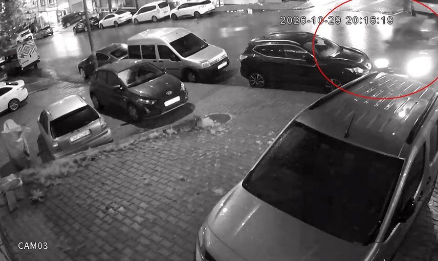 Esenyurt'ta yağışlı yokuşta direksiyon kaybı: park halindeki araçlara çarptı
