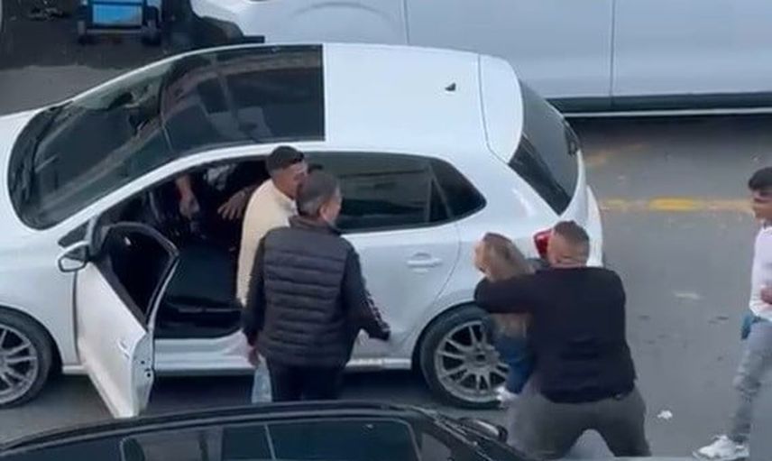 yaya tehlikesine müdahale eden kadın sürücüye yumruk attı, anlar kamerada