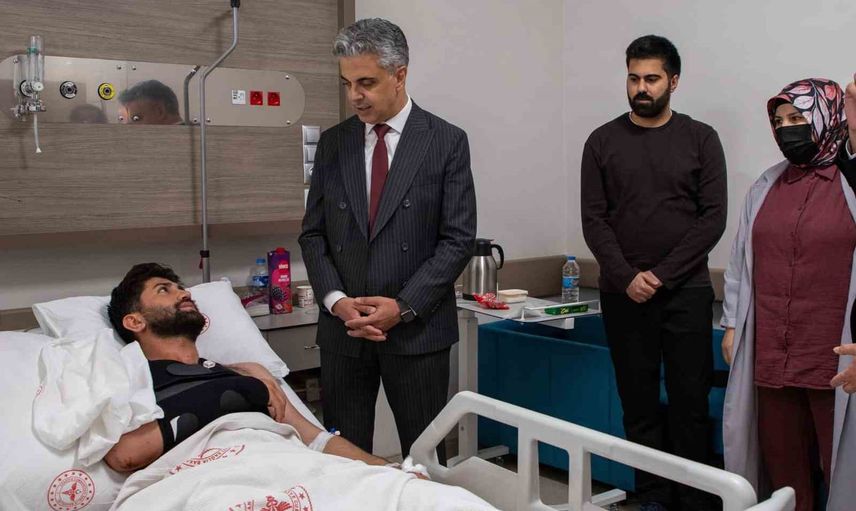 Rektör Kuyrukluyıldız'dan hastanede tedavi gören öğrencilere moral ziyareti