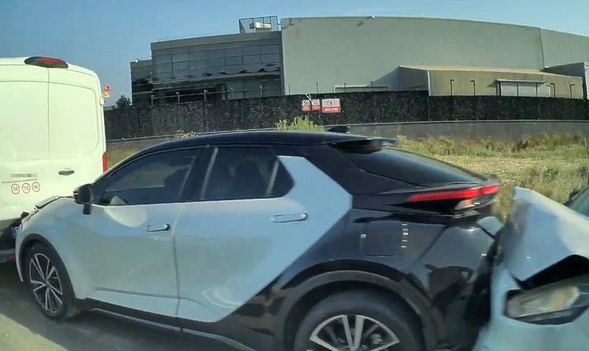 Şile'de trafik bir süre aksadı: üç aracın karıştığı zincirleme kaza kaydedildi