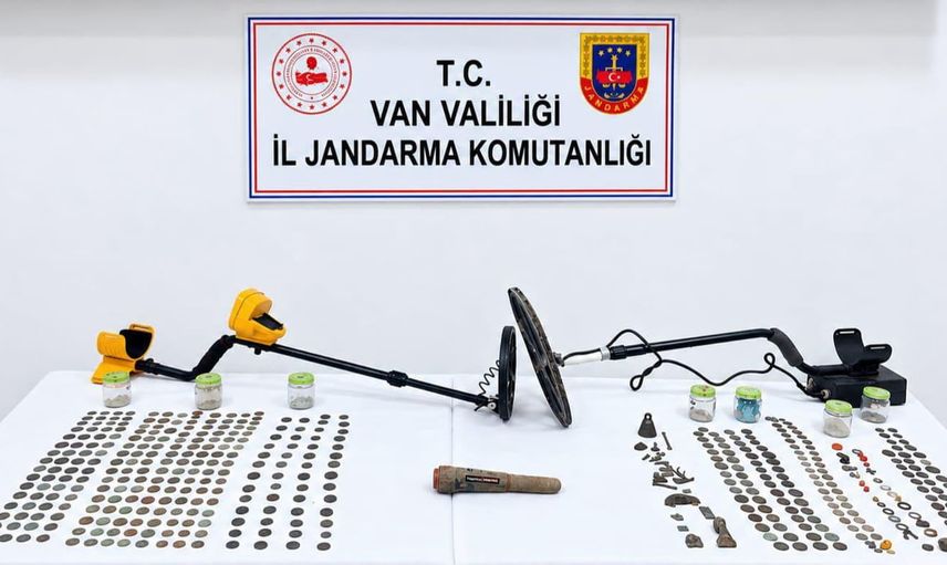 Çaldıran'da tarihi eser kaçakçılığı operasyonunda Roma dönemi sikkeleri ele geçirildi