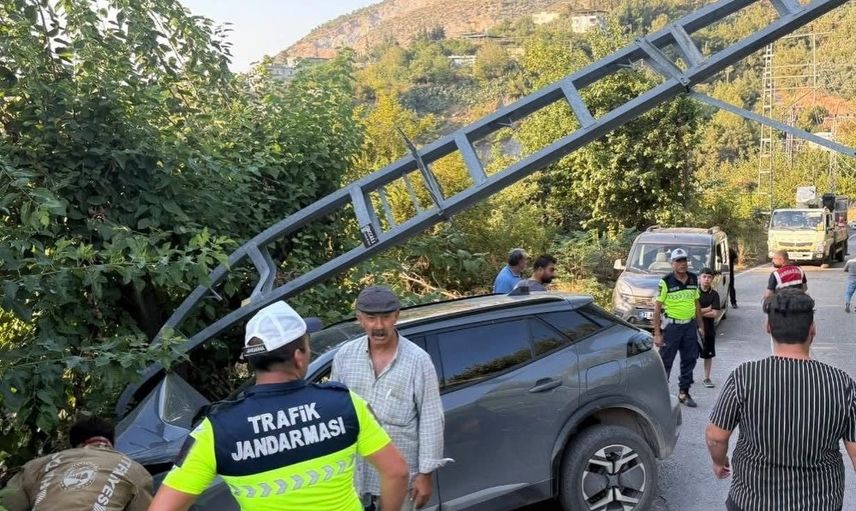 İskenderun Sakıt mevkiinde kontrolden çıkan araç sürücüsü kurtarıldı