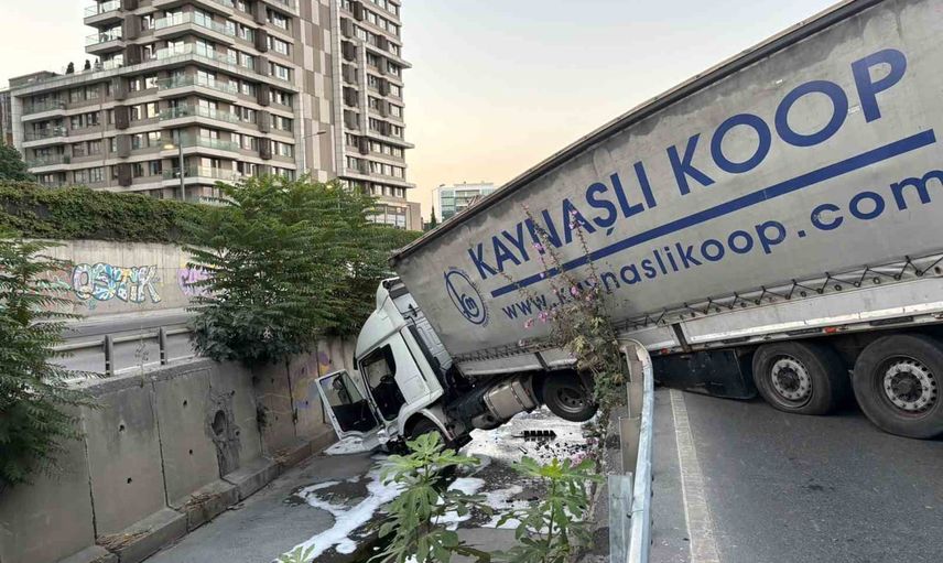 Sabah vakti Esenler'de tır dereye uçtu, sürücü yaralandı