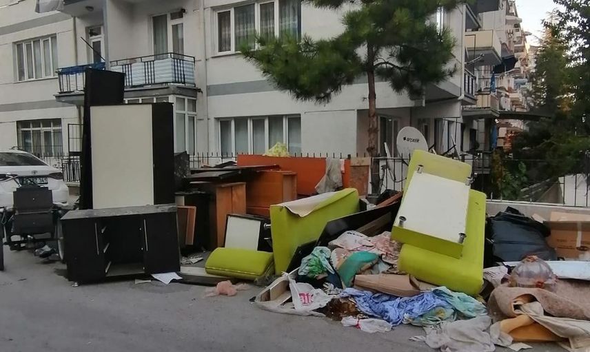 Yol kenarına bırakılan mobilyalar Eskişehir’de kaldırımları kapatıyor