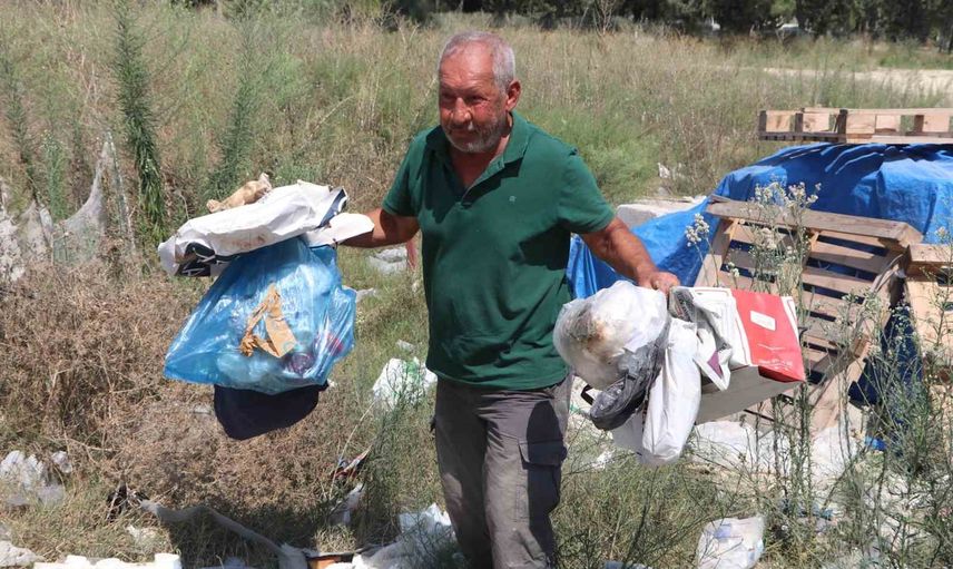 Sarıçam'da mahalleli çöpünü toplayıp belediyeye tepki gösterdi