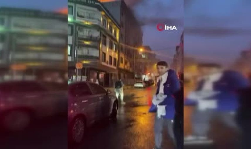 Küçükçekmece'de çatıda çıkan alevler itfaiyeyi alarma geçirdi