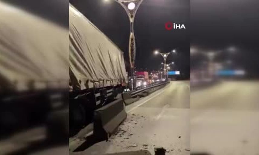 D-100'de ardışık kazalar: tır dorsesi devrildi, bir otomobil daha refüje çarptı