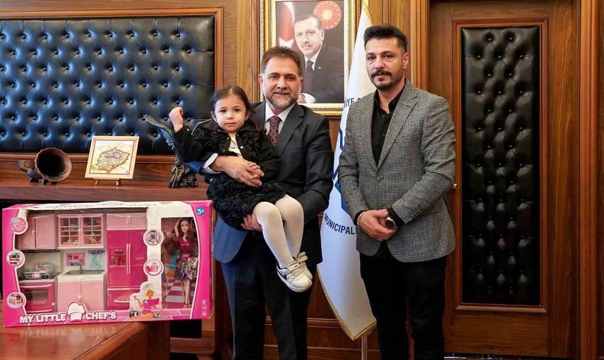 Balkondan el sallayan minik Asel başkanın misafiri oldu