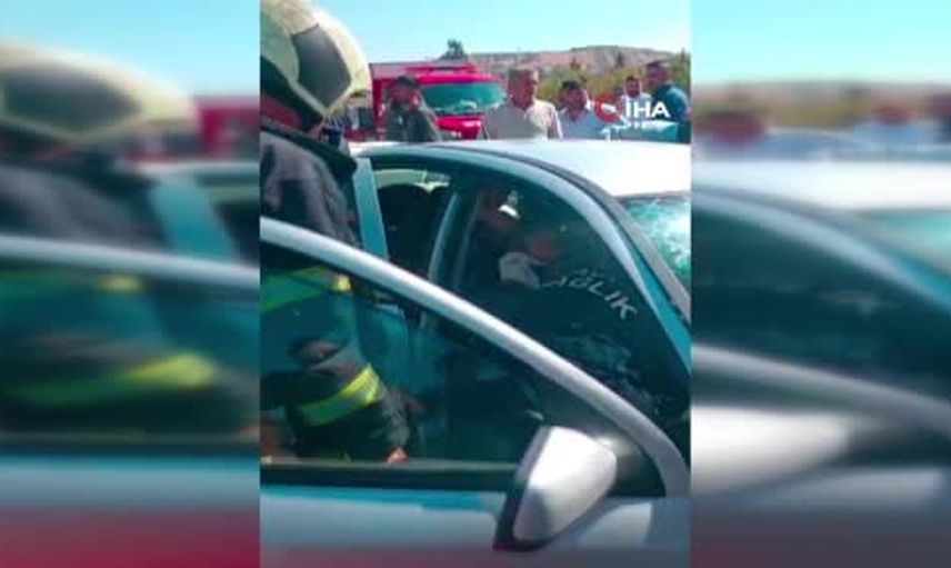 Otomobil kamyonun altına girince 2’si ağır 3 kişi yaralandı