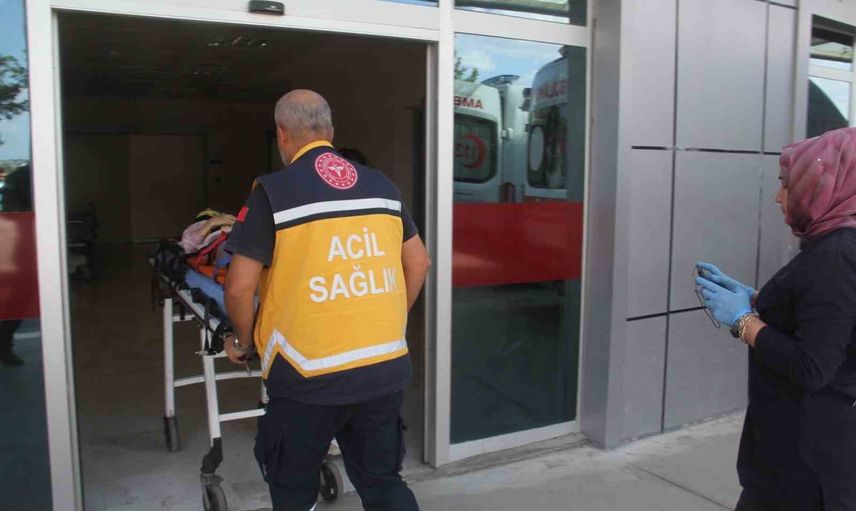 Mevlana Caddesi'nde yaya çarpışması: anne ile 10 yaşındaki kızı yaralandı