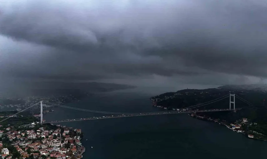 Boğazdan gelen kara bulutlar İstanbul'da gündüzü geceye çevirdi