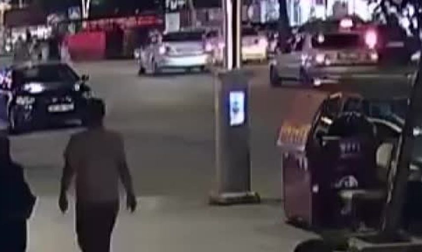 Kavşakta çarpışma anı kamerada: motosiklet sürücüsü yola savruldu