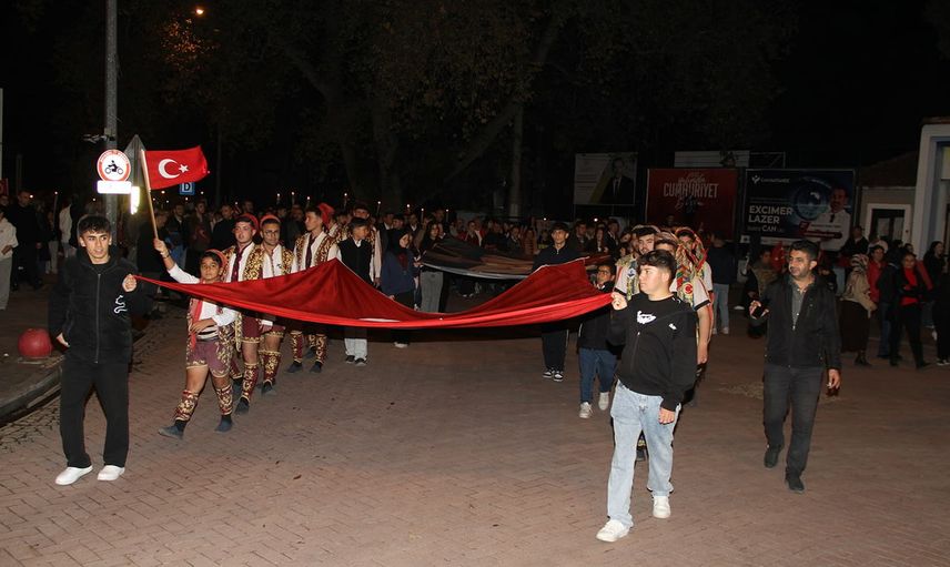 Kula'da cumhuriyet coşkusu fener alayı ve yaren gösterileriyle taçlandı