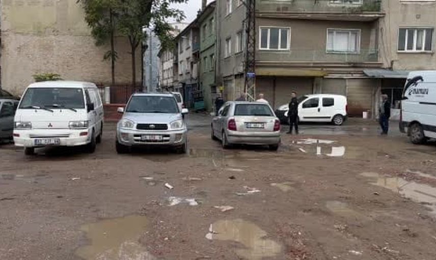 Konya'da toprak kayması sokakta doğalgaz ve su borularını patlattı