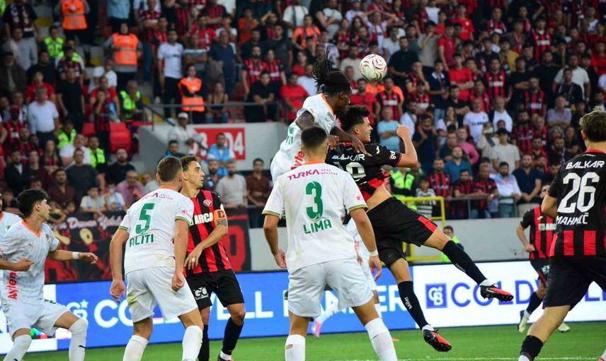 Saha avantajı yetmedi: Çorum'da Alanyaspor'un kafa golleri galibiyeti getirdi