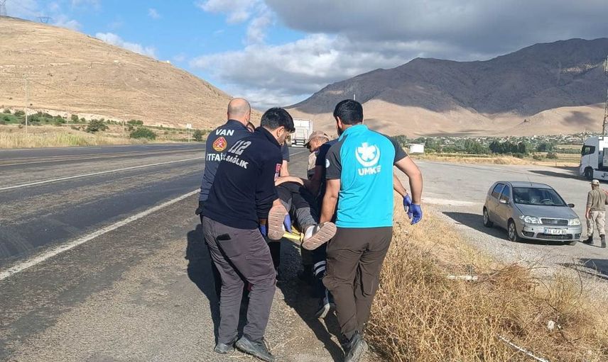 Gevaş'ta ağaçla çarpışan araç: 4 yaralı