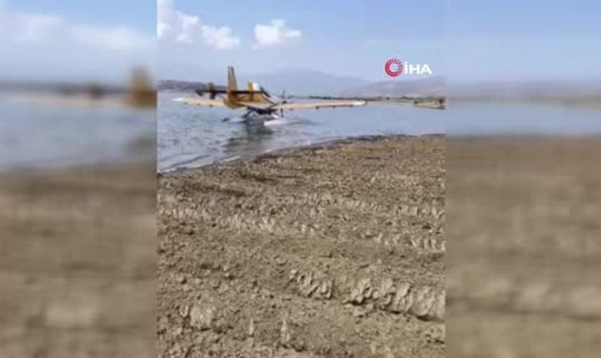 Beydağ barajına zorunlu iniş yapan yangın söndürme uçağında pilot hafif yaralandı