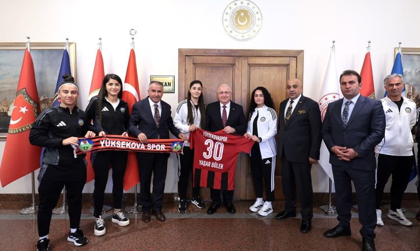 Yüksekova Spor kadın futbol takımı bakan Güler'i bakanlıkta ziyaret etti