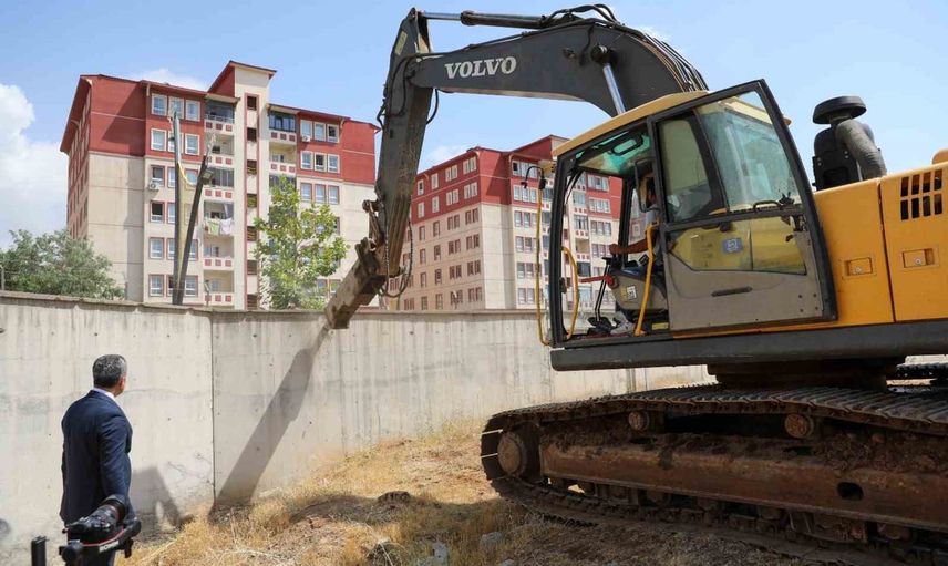 Bingöl'de duvarlar yıkıldı: 350 dönümlük askeri saha kent dönüşümüne açılıyor
