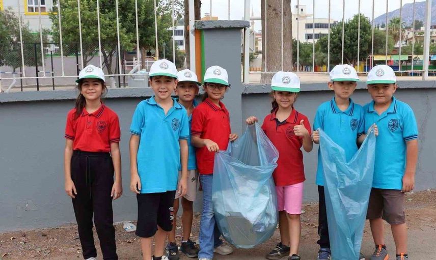 Minik eller sokakları temizledi: Kozan'da sıfır atık bilinci