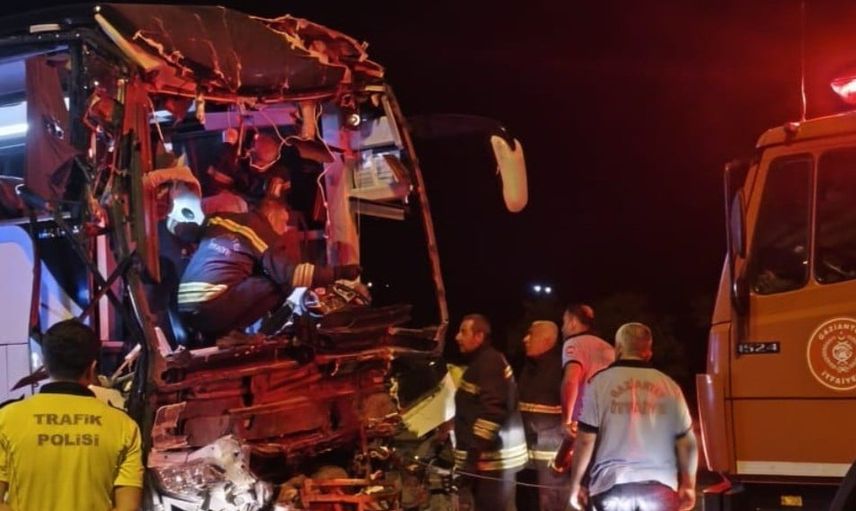 Gaziantep Nurdağı'nda otobüs ile tır çarpıştı: 2 ölü, 22 yaralı