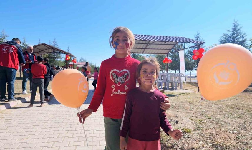 Konaklı'da mevsimlik tarım işçilerinin çocuklarına 'İyilik Var' şenliği