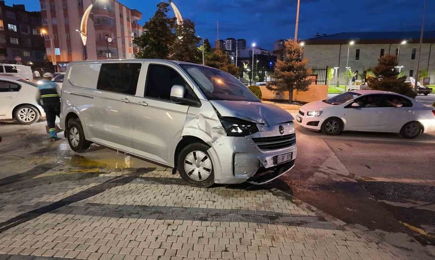 Niğde'de zincirleme kaza: hafif ticari araç ağaca çarptı