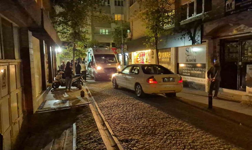 Garaj rampasından çıkan araç bankta oturan iki genci yaraladı