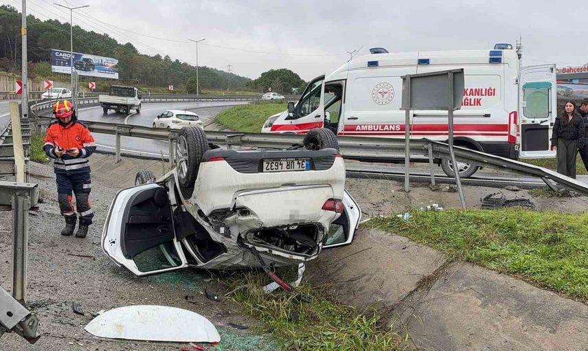 Kavşakta kontrolden çıkan otomobil bariyere çarpıp taklalar atarak çayırlığa savruldu