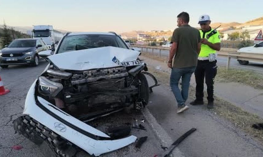 Kırıkkale D200 kara yolunda arkadan çarpışma: dört kişi yaralandı