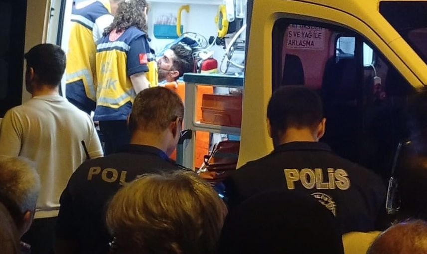 Küçükçekmece'de gece yarısı çatı yangını: bir kişi yaralandı, ekipler incelemeye başladı