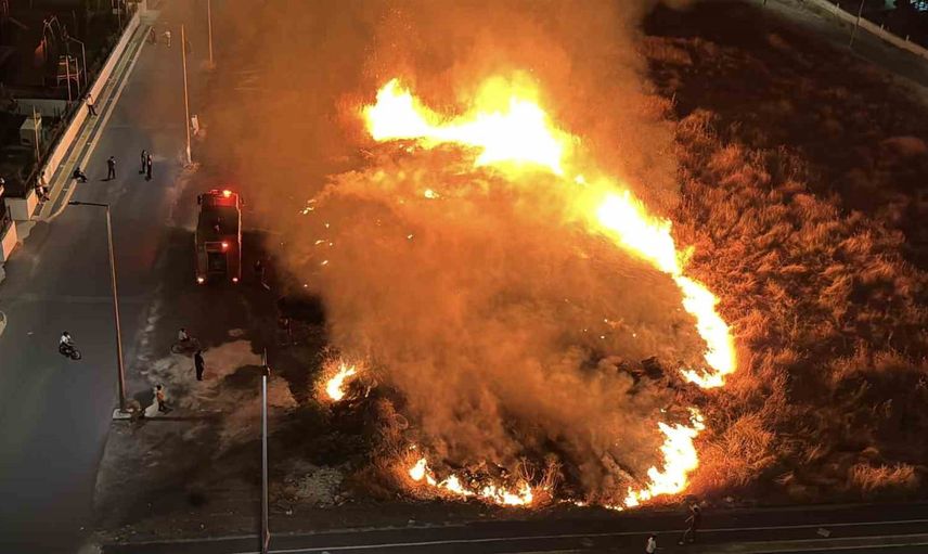 Diyarbakır'da akşam anız yangını mahallede paniğe yol açtı