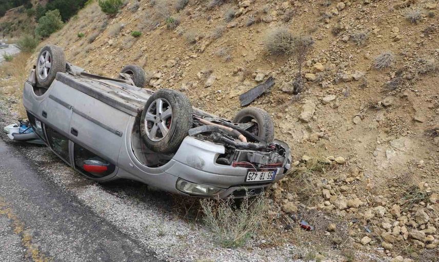 Sertavul geçidinde kaygan zeminde takla: otomobildeki iki kişi yara almadan kurtuldu
